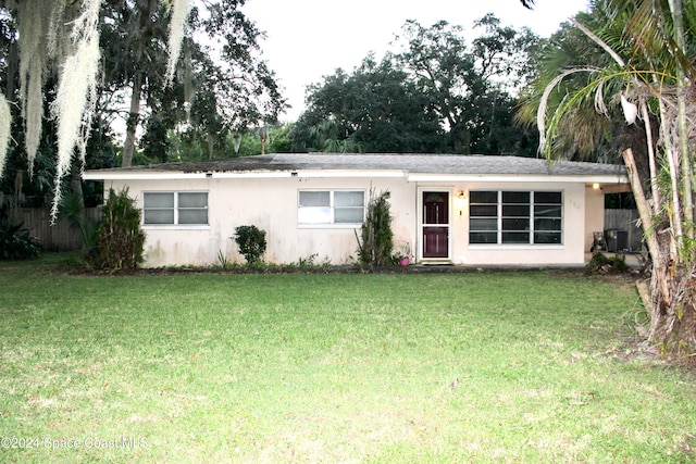 ranch-style home with a front yard