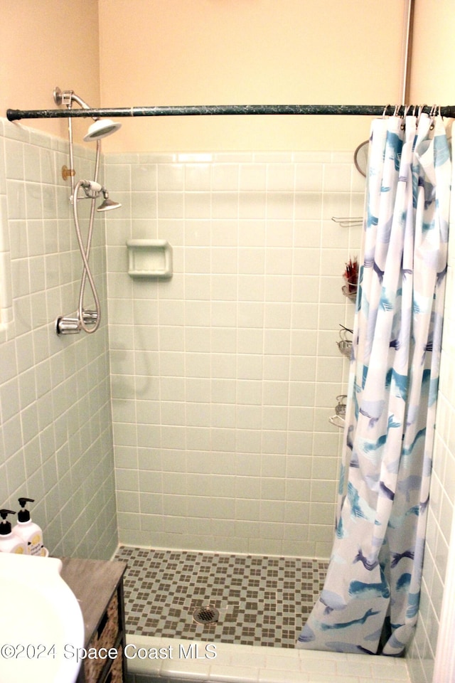 139 W Laila Dr W, Melbourne, FL 32904 - full bath with tiled shower and vanity