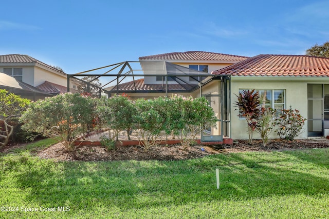 view of yard featuring a lanai