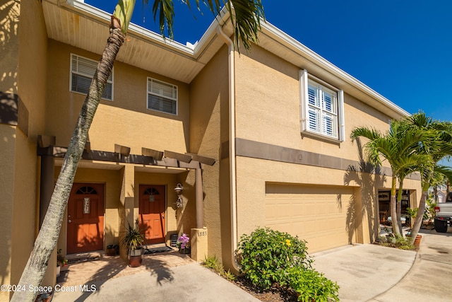 townhome / multi-family property featuring a garage