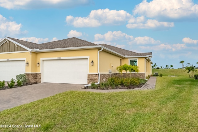 view of front facade featuring a garage and a front yard