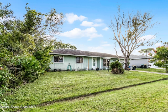 ranch-style house featuring a front lawn