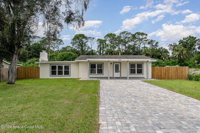 ranch-style home featuring a front lawn