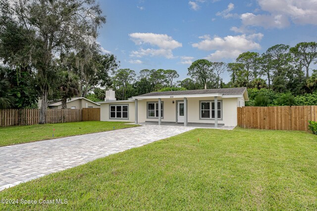 single story home featuring a front yard