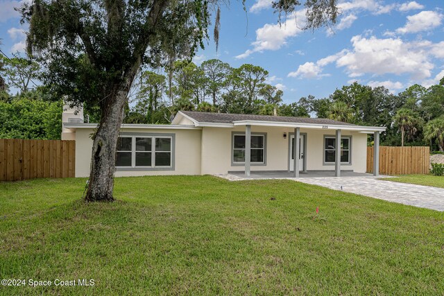 ranch-style home featuring a front lawn