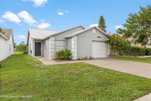 view of front facade featuring a front lawn and a garage