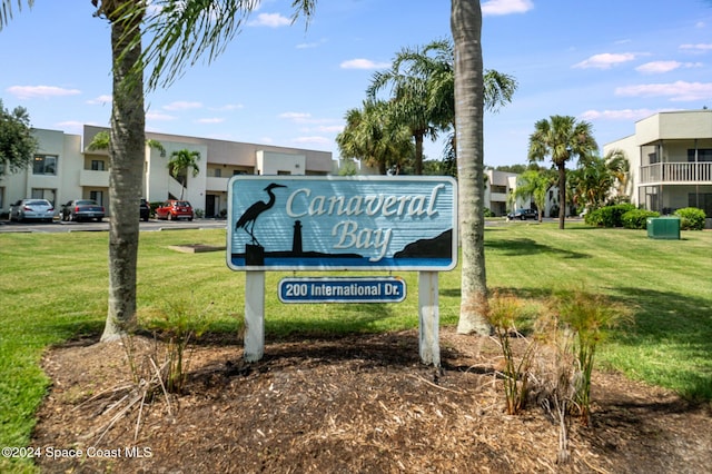 community sign featuring a yard