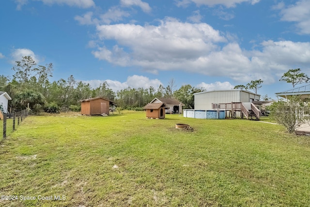 view of yard featuring a shed