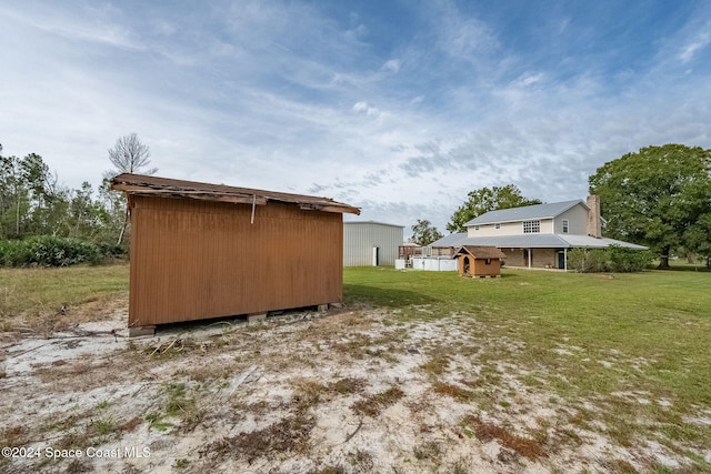 view of yard featuring an outbuilding