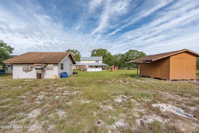 view of yard featuring a shed