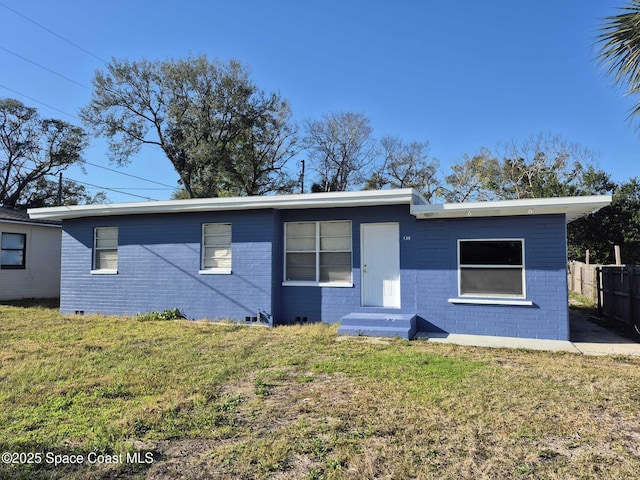 single story home featuring a front yard