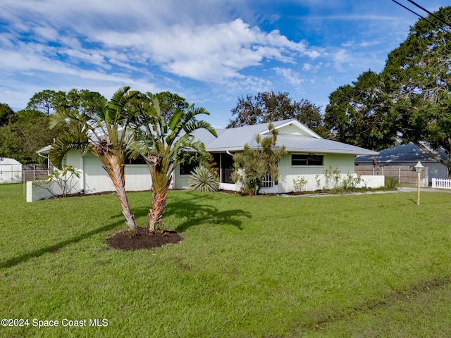 ranch-style home featuring a front lawn