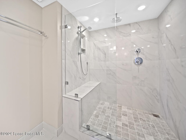 bathroom featuring tiled shower