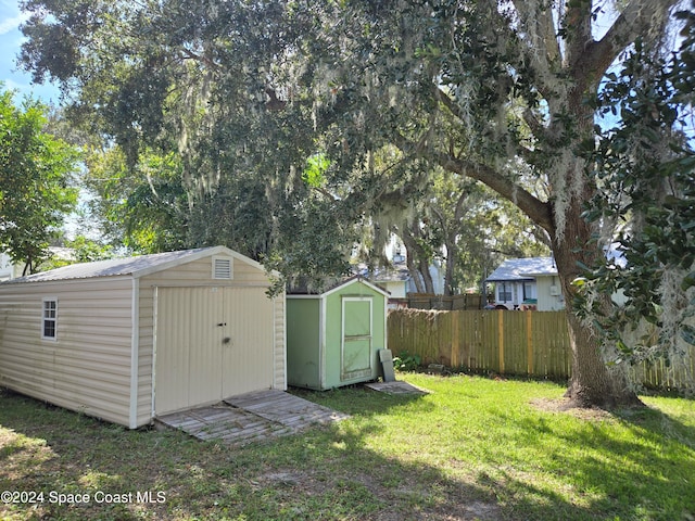 view of yard featuring a storage shed