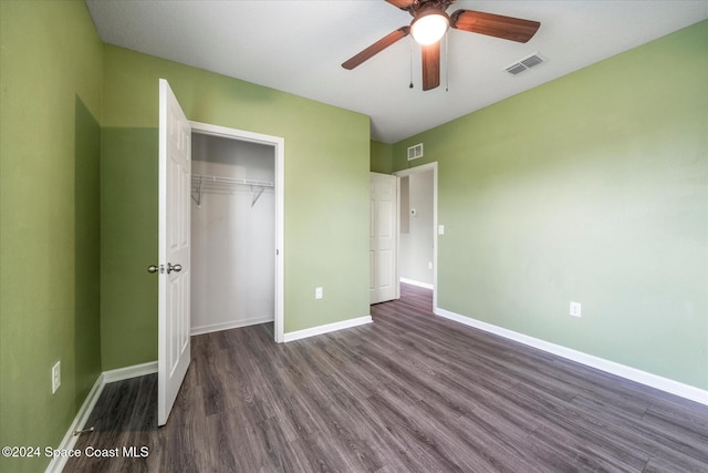 unfurnished bedroom with dark wood-type flooring, ceiling fan, and a closet