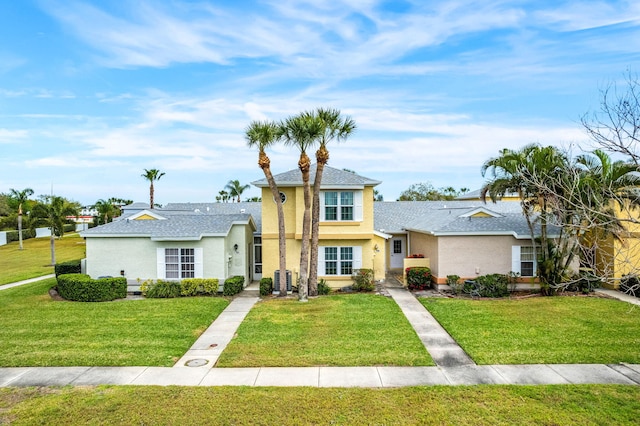 view of front of property featuring a front yard