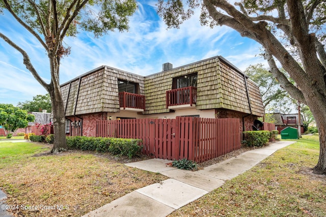 view of front of home featuring a front lawn