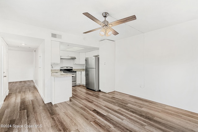 kitchen featuring stainless steel appliances, ceiling fan, sink, light hardwood / wood-style floors, and white cabinetry