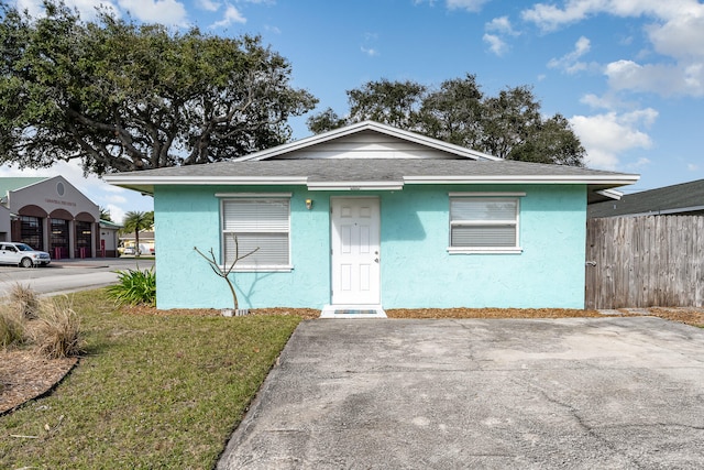 bungalow-style home featuring a front lawn