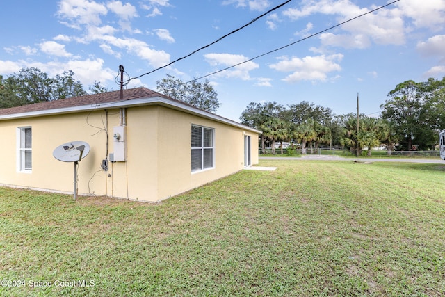 view of side of property featuring a lawn