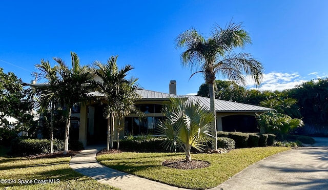 view of front of house featuring a front yard