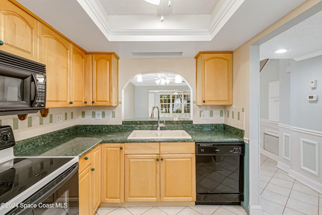 204 Queens Ct, Satellite Beach, FL 32937 - kitchen with black appliances, a sink, a tray ceiling, dark countertops, and ceiling fan