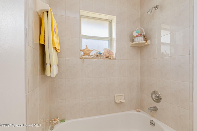 bathroom with tiled shower / bath combo