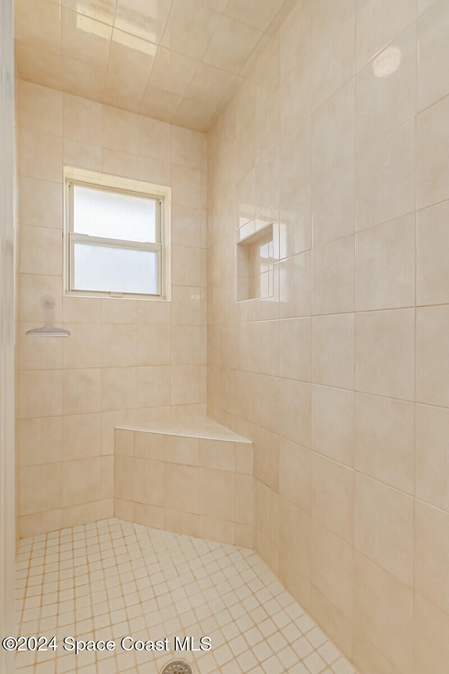 bathroom featuring a tile shower