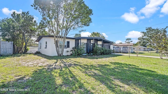 single story home with a front yard