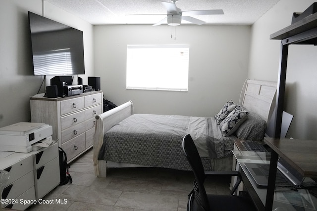 bedroom featuring ceiling fan and a textured ceiling