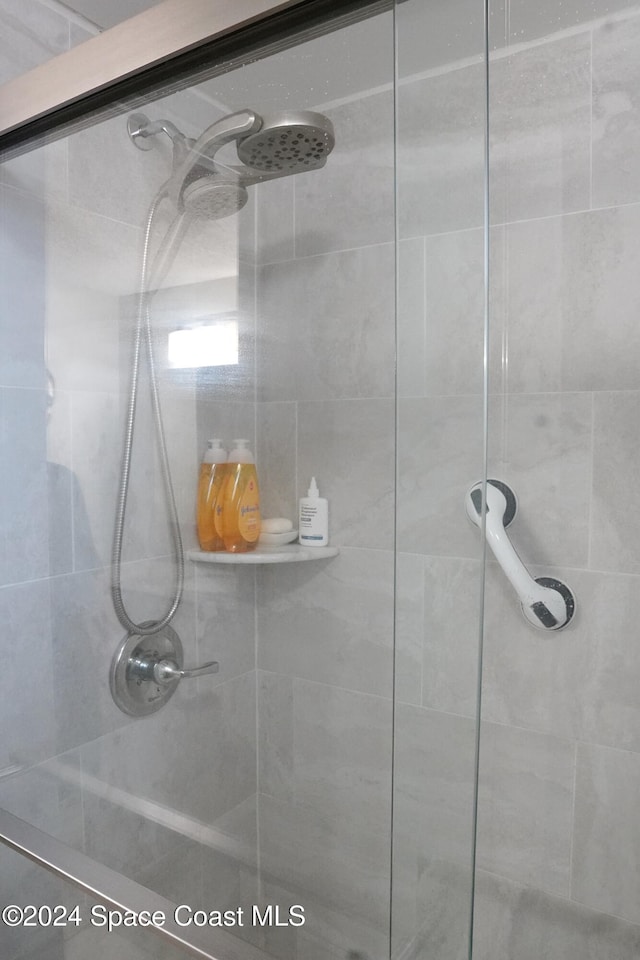 bathroom featuring a tile shower