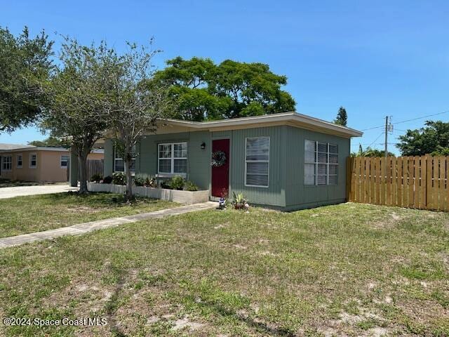 single story home with a front yard