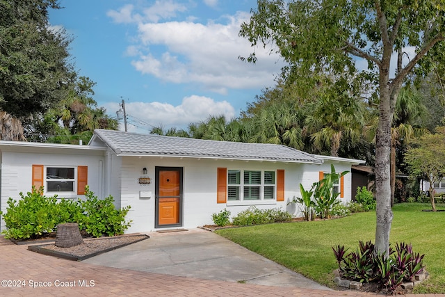 ranch-style home featuring a front lawn