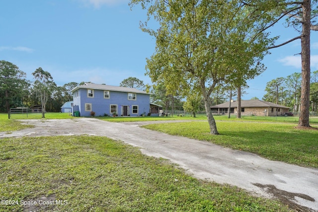 view of front of home featuring a front yard