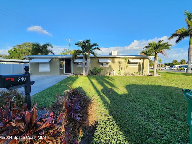 view of front facade featuring a front lawn