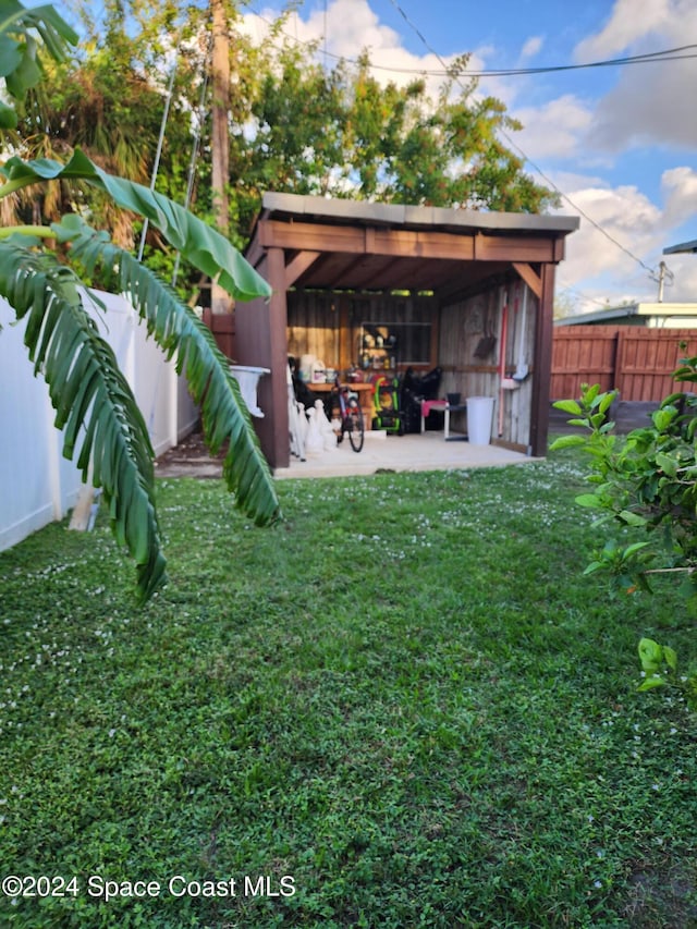 view of yard with an outbuilding