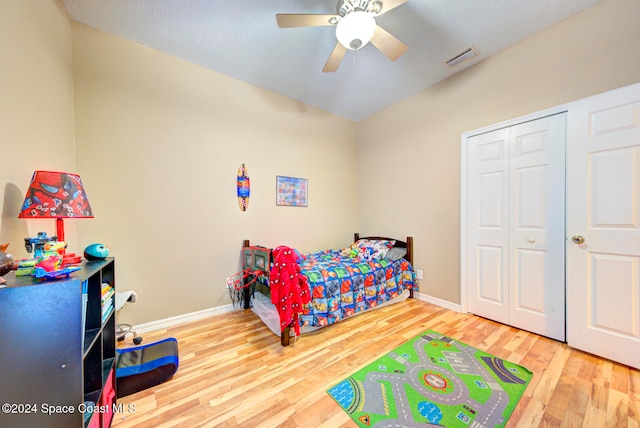 bedroom featuring hardwood / wood-style floors, ceiling fan, and a closet