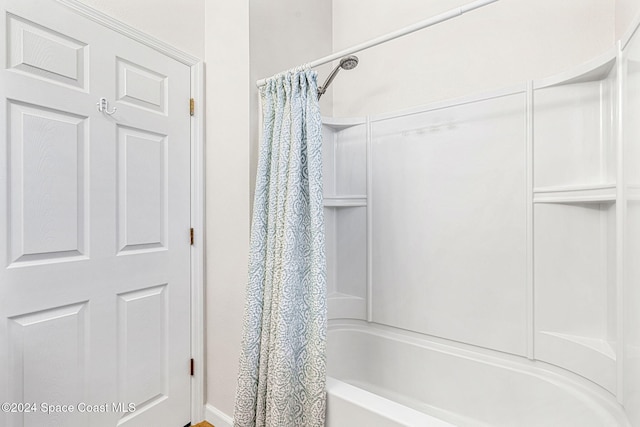 bathroom featuring shower / bath combo