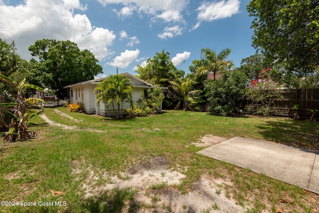 view of yard featuring a patio