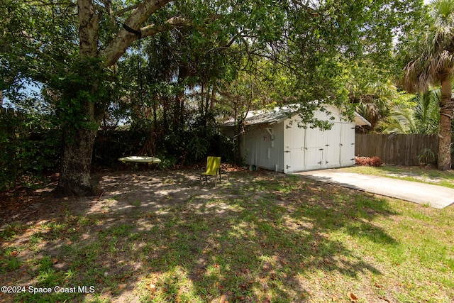 view of yard with a storage unit