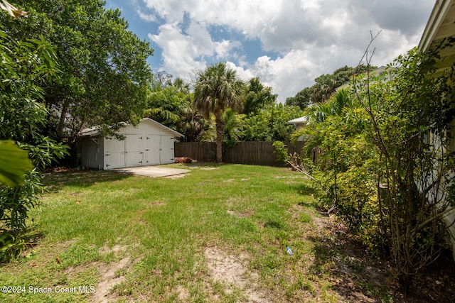 view of yard featuring a shed