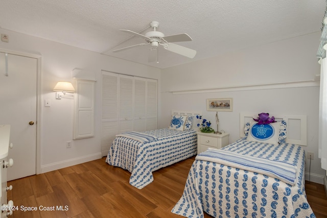 bedroom featuring hardwood / wood-style flooring, ceiling fan, a textured ceiling, and a closet