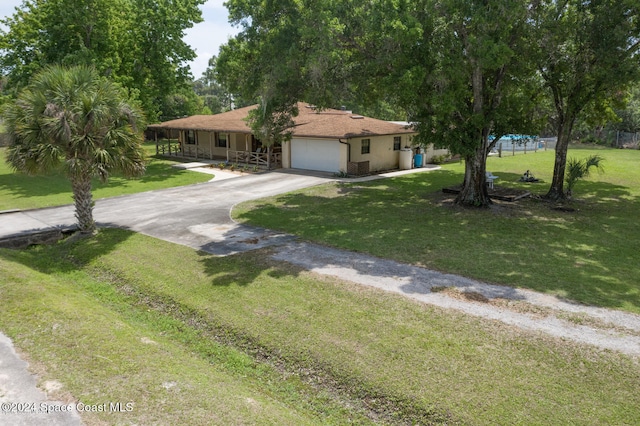 view of front of property featuring a front lawn and a garage