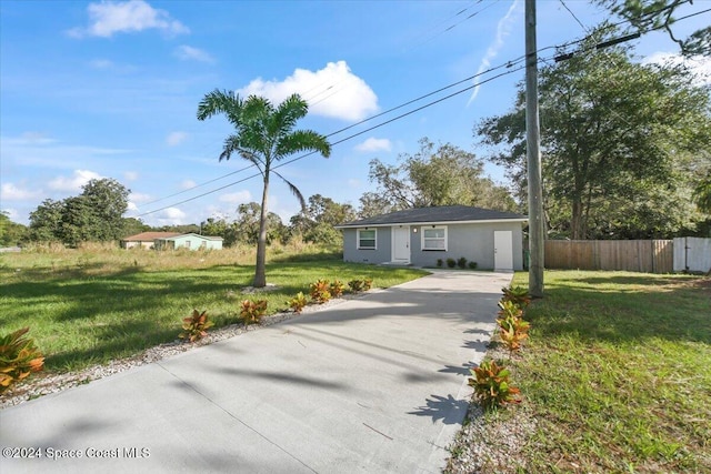 view of front of property featuring a front lawn