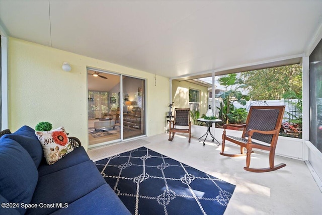 sunroom with ceiling fan