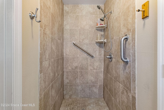 bathroom featuring a tile shower