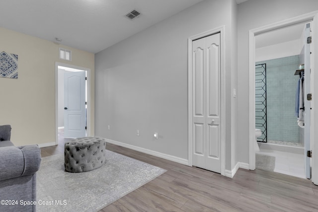 living area with light hardwood / wood-style flooring