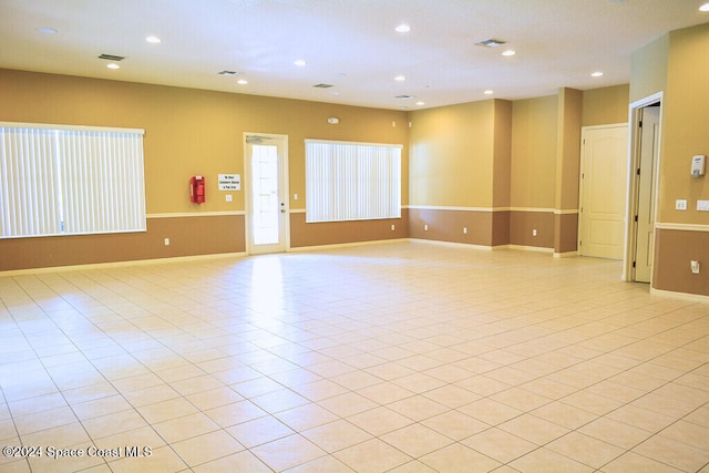 empty room featuring light tile patterned floors