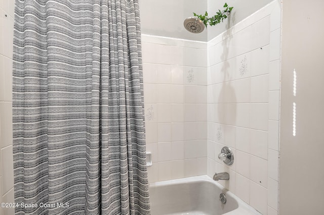 bathroom with shower / tub combo