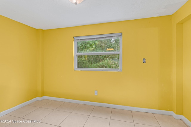 spare room featuring light tile patterned floors